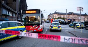 Autos de policía aparcados frente a la estación central de Hamburgo, Alemania, 23 de mayo de 2025. EFE/DANIEL BOCKWOLDT