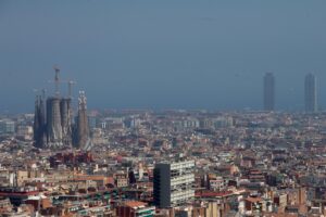 Imagen de archivo del aspecto de la ciudad de Barcelona, después de que La Generalitat haya declarado un episodio por alta contaminación por partículas PM10 - partículas en suspensión de tamaño inferior a 10 micras- en toda Cataluña. EFE/ Quique García