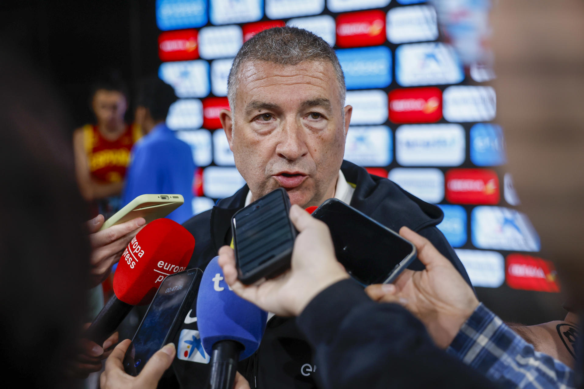 El seleccionador nacional de la selección femenina de baloncesto, Miguel Méndez atiende a la prensa durante la presentación del conjunto para el Eurobasket 2025, que se disputará del 18 al 29 de junio en República Checa, Alemania, Grecia e Italia. EFE/ Juan Carlos Hidalgo
