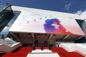 Trabajadores instalando la alfombra roja antes de la inauguración del 78º Festival de Cine de Cannes, en Cannes, Francia, el 13 de mayo de 2025. EFE/EPA/MOHAMMED BADRA