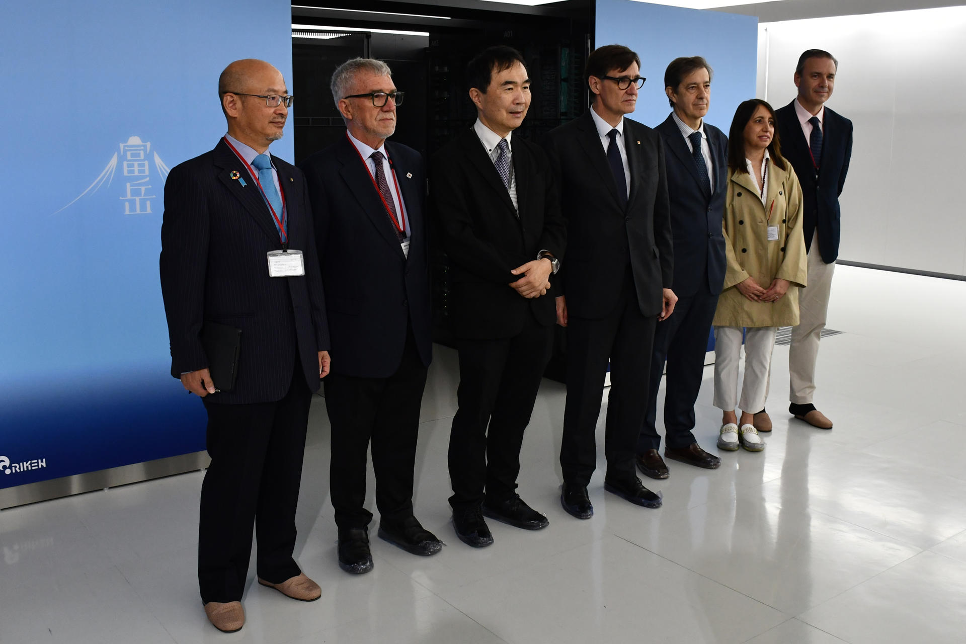 El presidente de la Generalitat, Salvador Illa (4d) , durante su visita al Centro Riken de ciencias informáticas y su superordenador Fugaku, uno de los más potentes del mundo, donde se firmó una extensión del acuerdo entre dicho centro y el Centro de Supercomputación de Barcelona (BSC). EFE/ Edurne Morillo
