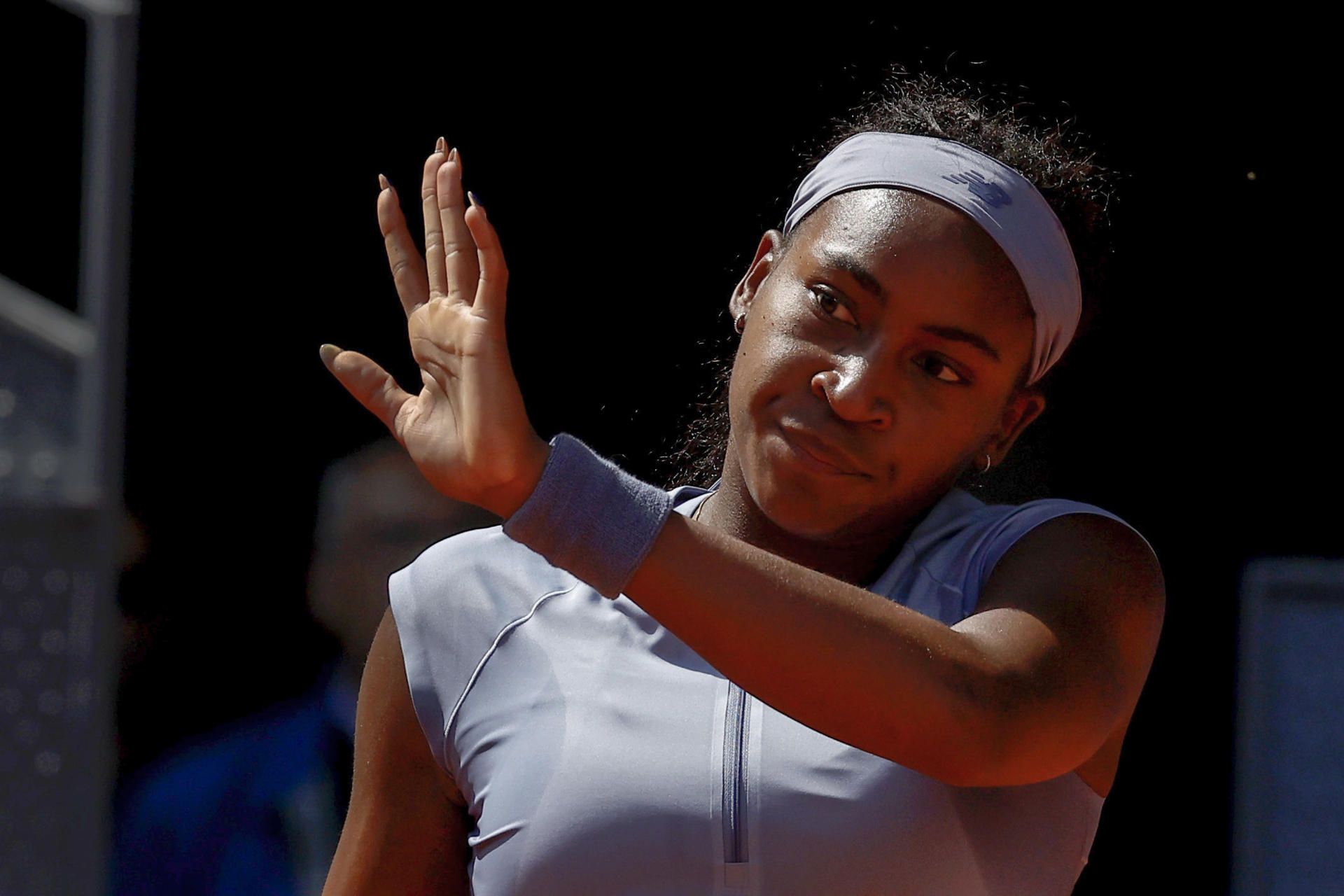 La tenista estadounidense "Coco" Gauff durante el partido de semifinales del Mutua Madrid Open que disputa contra la polaca Iga Swiatek este jueves en las instalaciones de la Caja Mágica en Madrid. EFE/ Chema Moya
