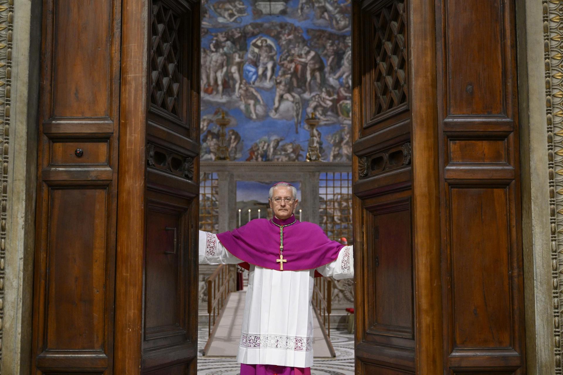 Diego Giovanni Ravelli cierra las puertas antes del inicio del cónclave para elegir a un nuevo Papa en la capilla Sixtina en la Ciudad del Vaticano, 7 de mayo de 2025. (Papa) EFE/EPA/VATICAN MEDIA HANDOUT USO EDITORIAL EXCLUSIVO/NO VENTASHANDOUT USO EDITORIAL EXCLUSIVO/NO VENTASHANDOUT USO EDITORIAL EXCLUSIVO/NO VENTAS