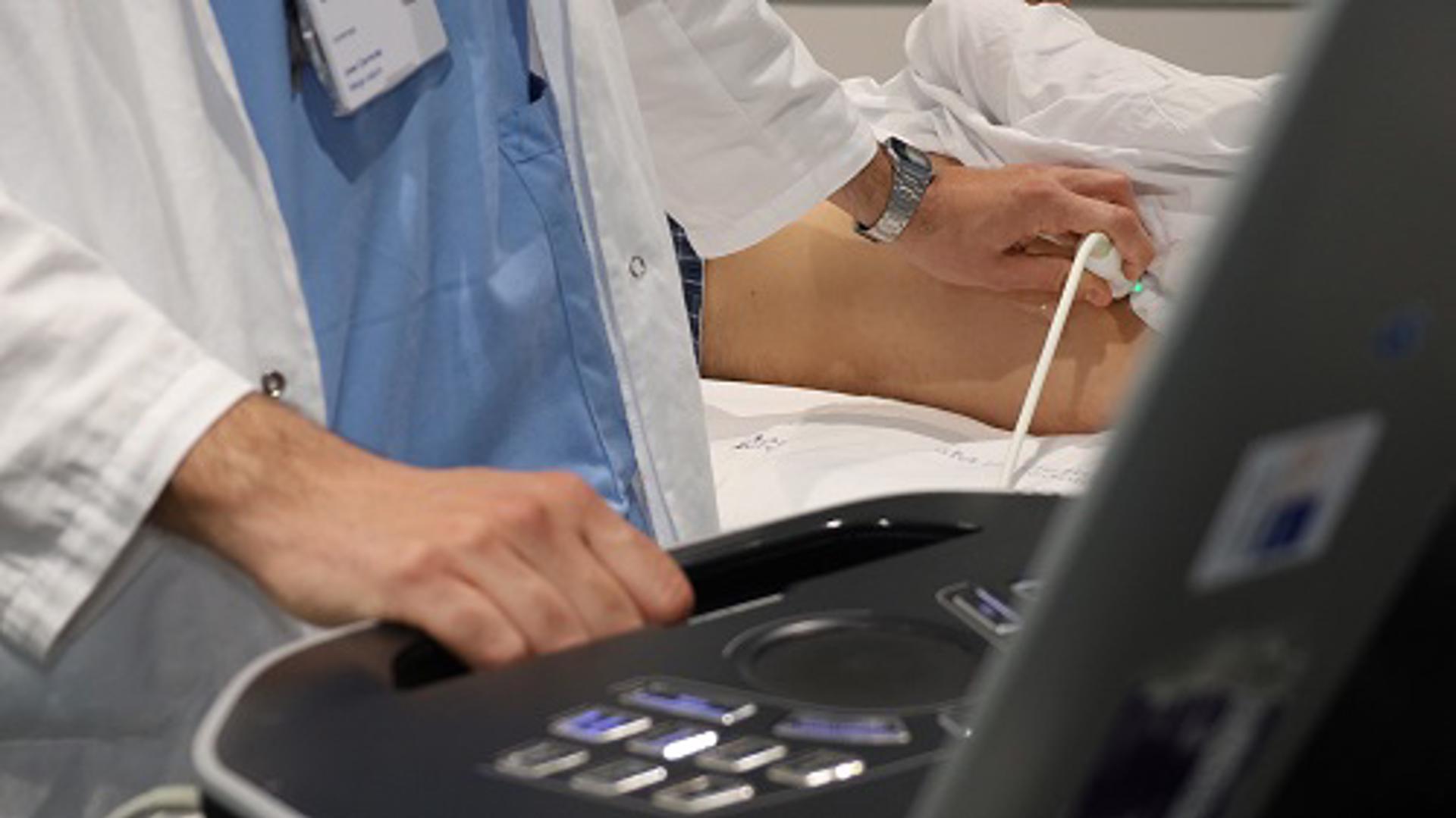Tres estudios liderados por el servicio de cardiología del Hospital del Mar de Barcelona, con la colaboración del Hospital Vall d’Hebron y el Hospital de Sant Pau, han demostrado que utilizar una ecografía pulmonar en pacientes con infarto de miocardio permite predecir si sufrirán complicaciones. Fotografía facilitada por el Hospital del Mar de un detalle de la técnica. EFE