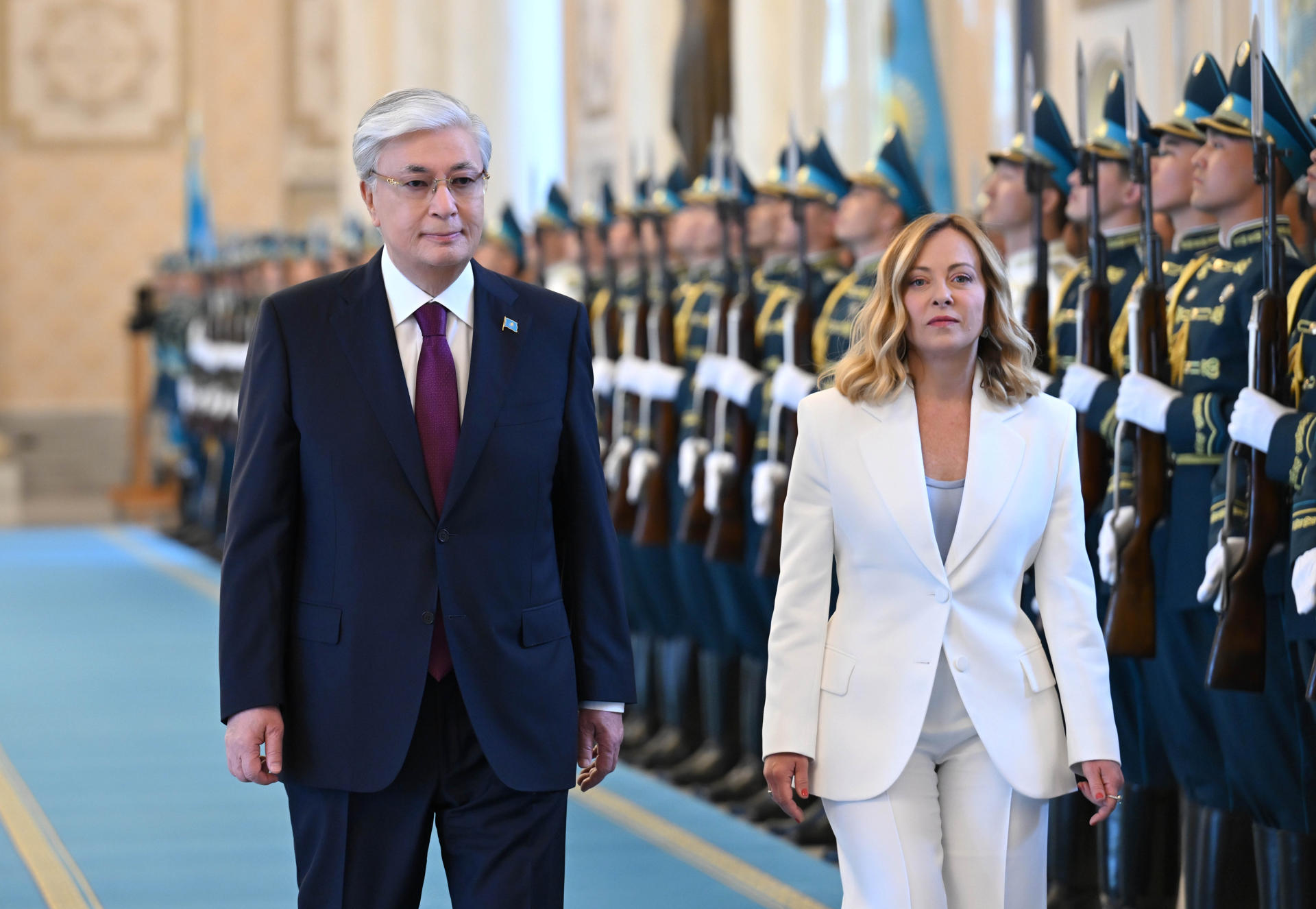 El presidente kazajo, Kasim-Yomart Tokáyev, recibe a la primera ministra italiana, Giorgia Meloni, en el marco de su visita oficial al país, este viernes, en Astaná (Kazajistán). EFE/ Presidencia De Kazajistán SOLO USO EDITORIAL/SOLO DISPONIBLE PARA ILUSTRAR LA NOTICIA QUE ACOMPAÑA (CRÉDITO OBLIGATORIO)
