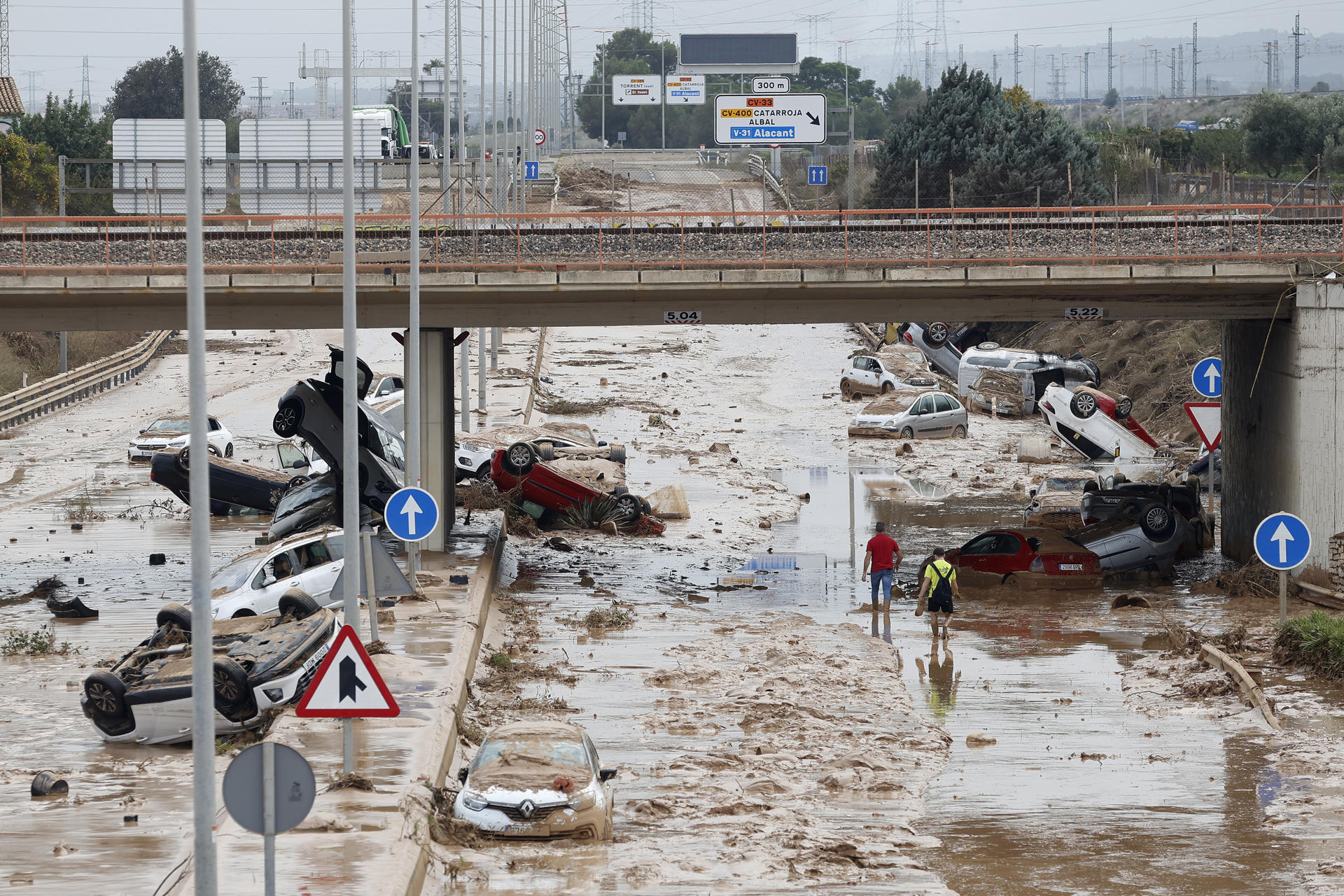 Imagen de archivo de la carretera que une Valencia y Torrent el 31 de octubre de 2024 tras el paso de la dana. EFE/ Miguel Ángel Polo