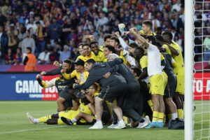 Los jugadores del Villarreal celebran la victoria al final del encuentro de la jornada 37 de LaLiga entre FC Barcelona y Villarreal CF disputado este domingo en el Estadio Olímpico de Montjuic. EFE/ Toni Albir