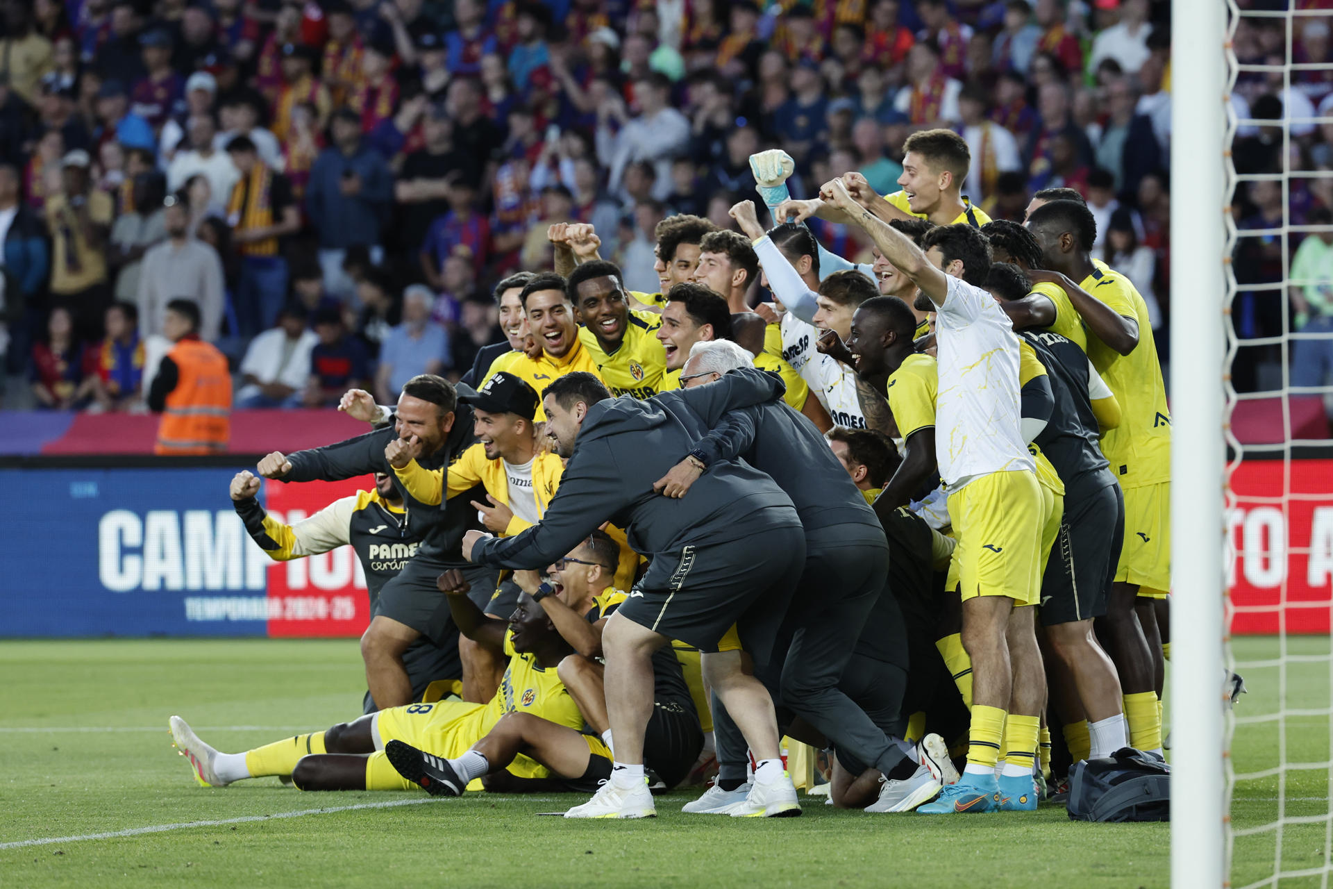 Los jugadores del Villarreal celebran la victoria al final del encuentro de la jornada 37 de LaLiga entre FC Barcelona y Villarreal CF disputado este domingo en el Estadio Olímpico de Montjuic. EFE/ Toni Albir