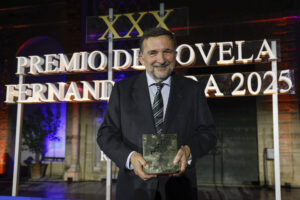 El escritor y periodista español Sergio Vila-Sanjuán ha ganado esta noche el Premio de Novela Fernando Lara, dotado 120.000 euros, con la obra "Misterio en el barrio gótico". Vila-Sanjuán, que ganó el premio Nadal en 2013, ha recibido el premio en Sevilla durante el transcurso de una cena de gala en los Reales Alcázares. EFE/Julio Muñoz