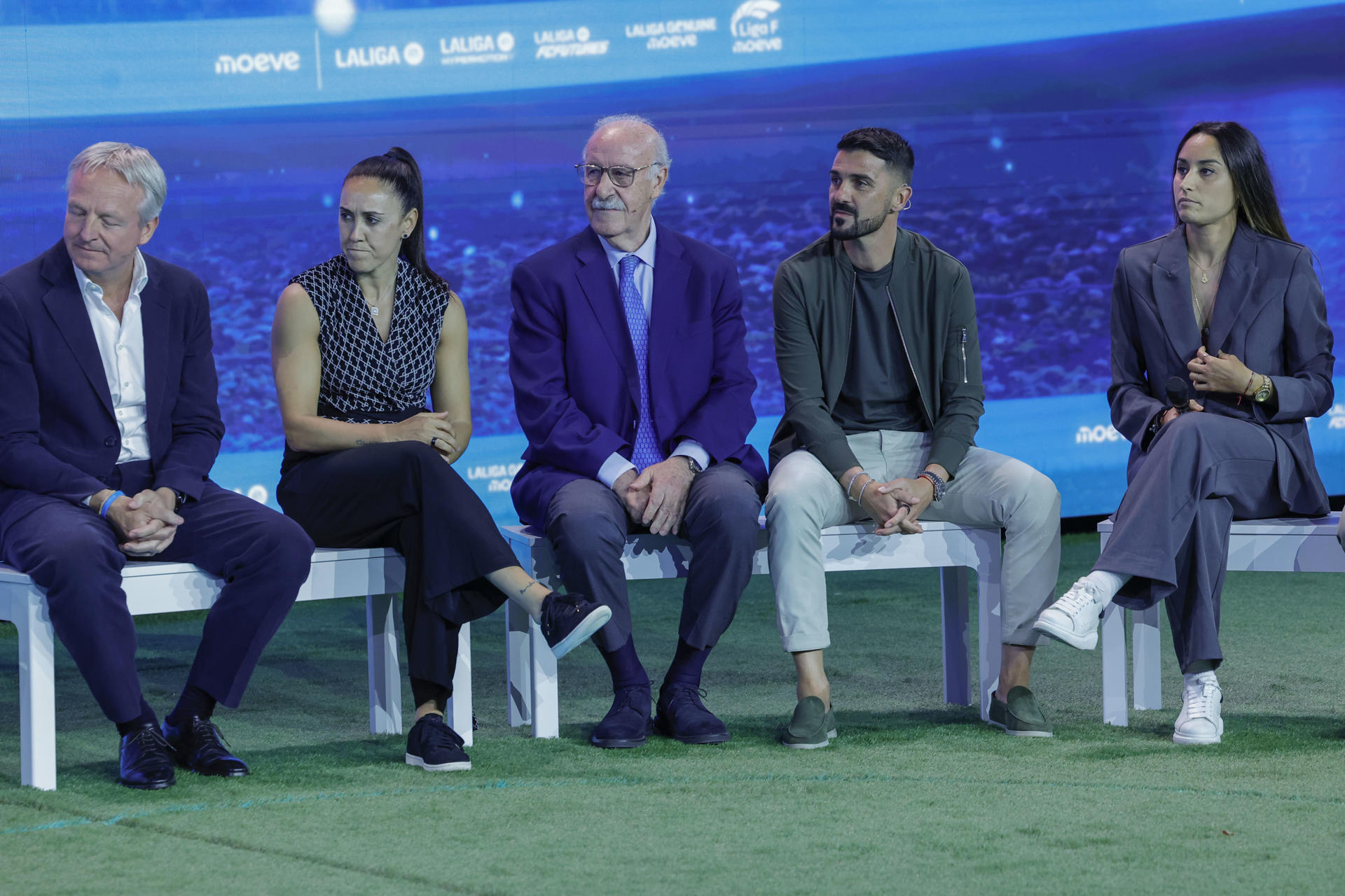 El exfutbolista y ex entrenador Vicente del Bosque (c); la exfutbolista Vanesa Gimbert (2i); el CEO de Moeve, Maarten Wetselaar (i); el exfutbolista David Villa (2d) y la jugadora del Sevilla FC Débora García (d) participan en la presentación oficial de la alianza entre Moeve , LALIGA y Liga F este martes, en el pabellón satélite de la Casa de Campo, en Madrid. EFE/ Zipi Aragón