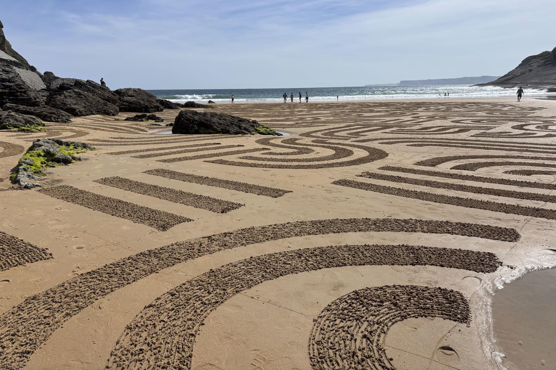 El artista catalán Quirze Codina ha vuelto a realizar sobre la playa de Mataleñas de Santander otro dibujo geométrico y orgánico. Codina estrena esta tarde en Santander el documental 'Entre mareas', realizado en su "casa artística", la capital cántabra, y que trata sobre el mandala "más grande del mundo", de 66 metros que dibujó en la playa de Mataleñas. EFE/Kike Serrano Mirones