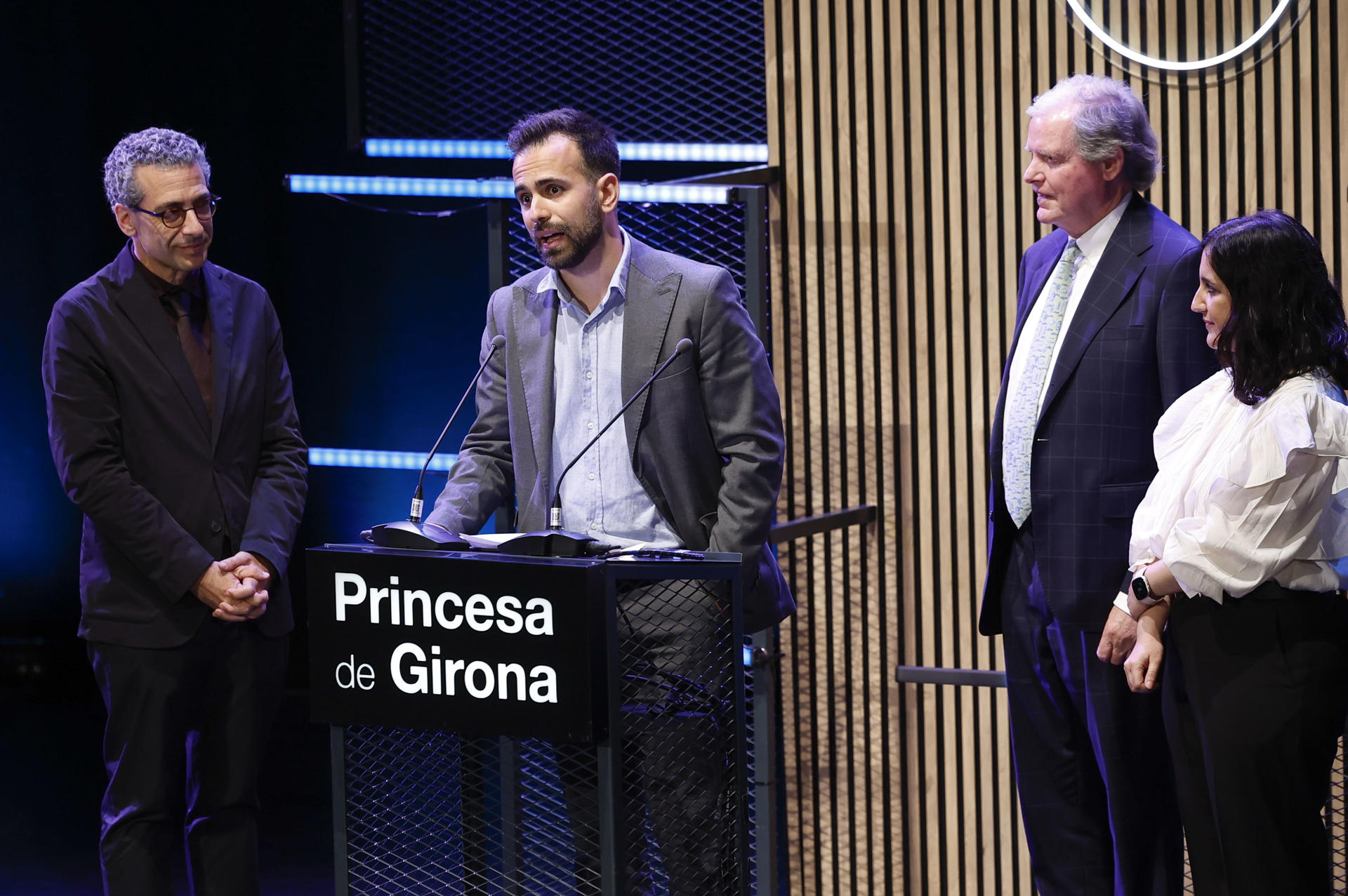 El ingeniero alicantino Antoni Forner Cuenca (2i) tras ser galardonado con el Premio Princesa de Girona en Investigación 2025 tras el Girona Congress Fest y Tour del Talento celebrado este jueves en Badajoz. EFE/ Mariscal
