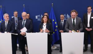 (De izq. a der.) El alcalde de Barcelona, ​​Jaume Collboni; el alcalde de Roma, Roberto Gualtieri; la comisaria europea de Competencia, Teresa Ribera; y el comisario europeo de Energía y Vivienda, Dan Jorgensen, asisten a una rueda de prensa sobre una iniciativa relacionada con la vivienda este jueves en Bruselas. EFE/EPA/OLIVIER HOSLET