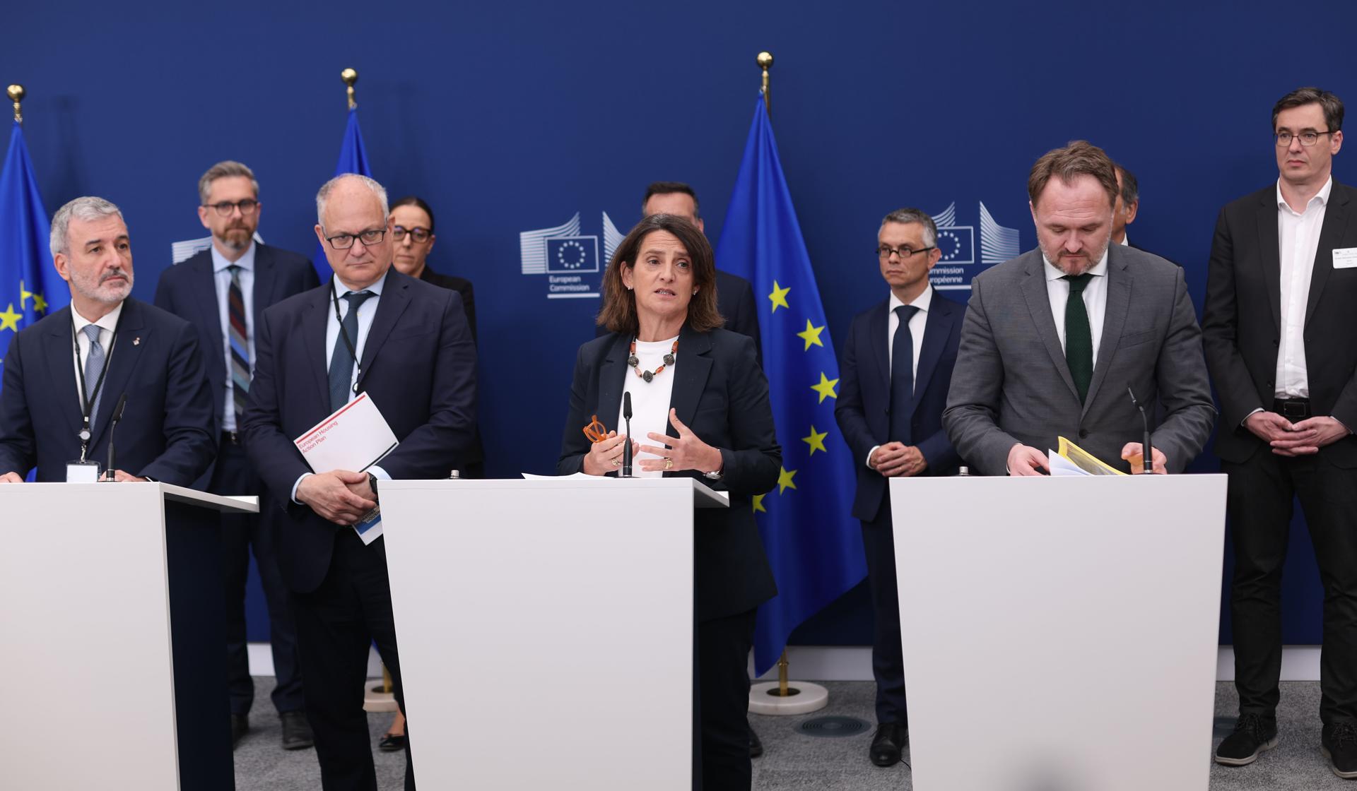 (De izq. a der.) El alcalde de Barcelona, ​​Jaume Collboni; el alcalde de Roma, Roberto Gualtieri; la comisaria europea de Competencia, Teresa Ribera; y el comisario europeo de Energía y Vivienda, Dan Jorgensen, asisten a una rueda de prensa sobre una iniciativa relacionada con la vivienda este jueves en Bruselas. EFE/EPA/OLIVIER HOSLET