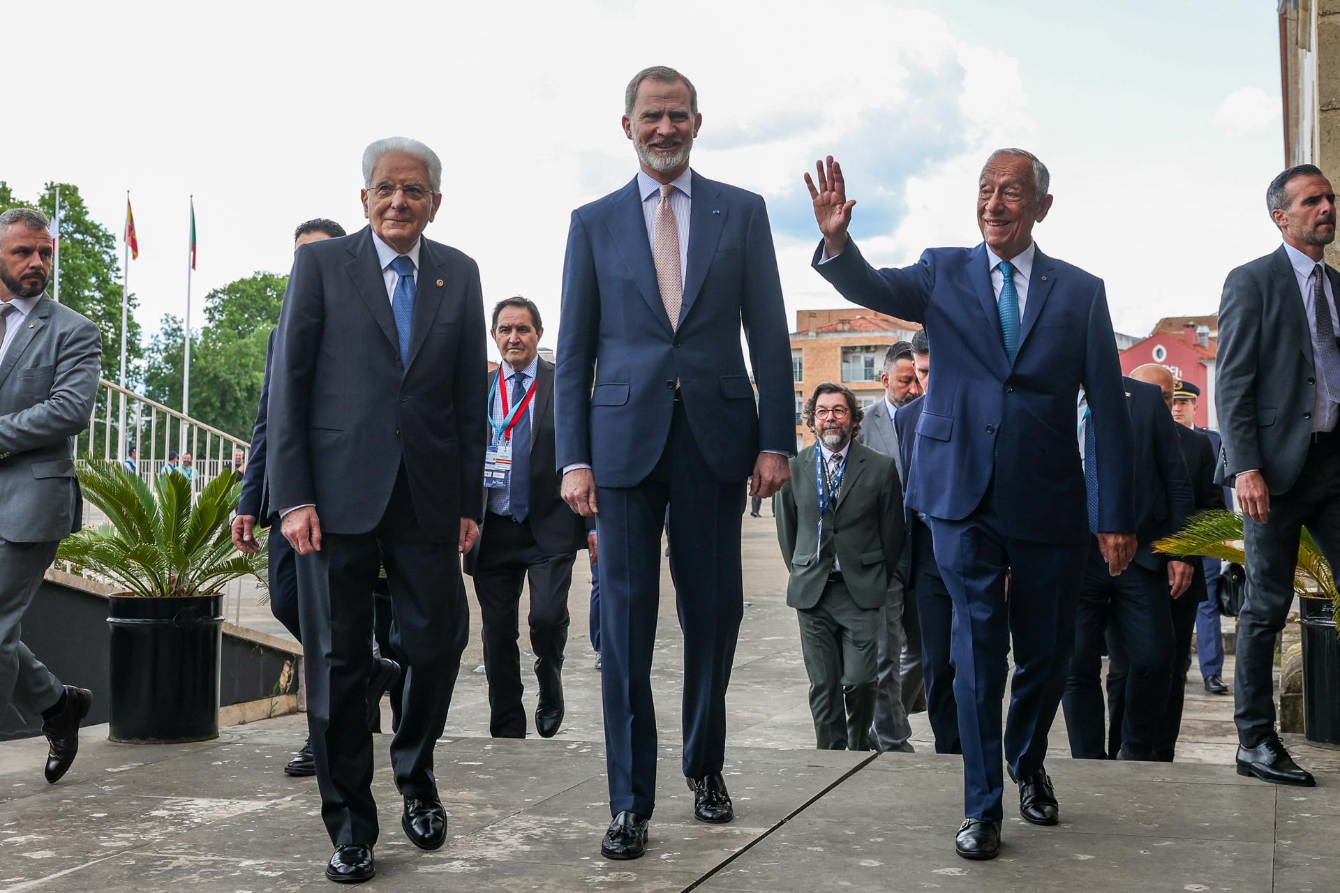 El presidente de Portugal, Marcelo Rebelo de Sousa (D), da la bienvenida al rey Felipe VI de España (C) y al presidente de Italia, Sergio Mattarella (I), a su llegada a la ceremonia final de la 18ª Cumbre COTEC Europa en el Convento Sao Francisco de Coimbra, Portugal, el 14 de mayo de 2025. (Italia, España) EFE/EPA/PAULO NOVAIS