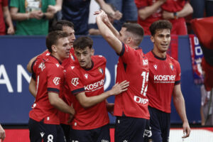 El defensa del Espanyol Omar El Hilali calienta antes del partido de LaLiga entre el Osasuna y el Espanyol, este domingo en el estadio de El Sadar, en Pamplona. EFE/ Jesús Diges