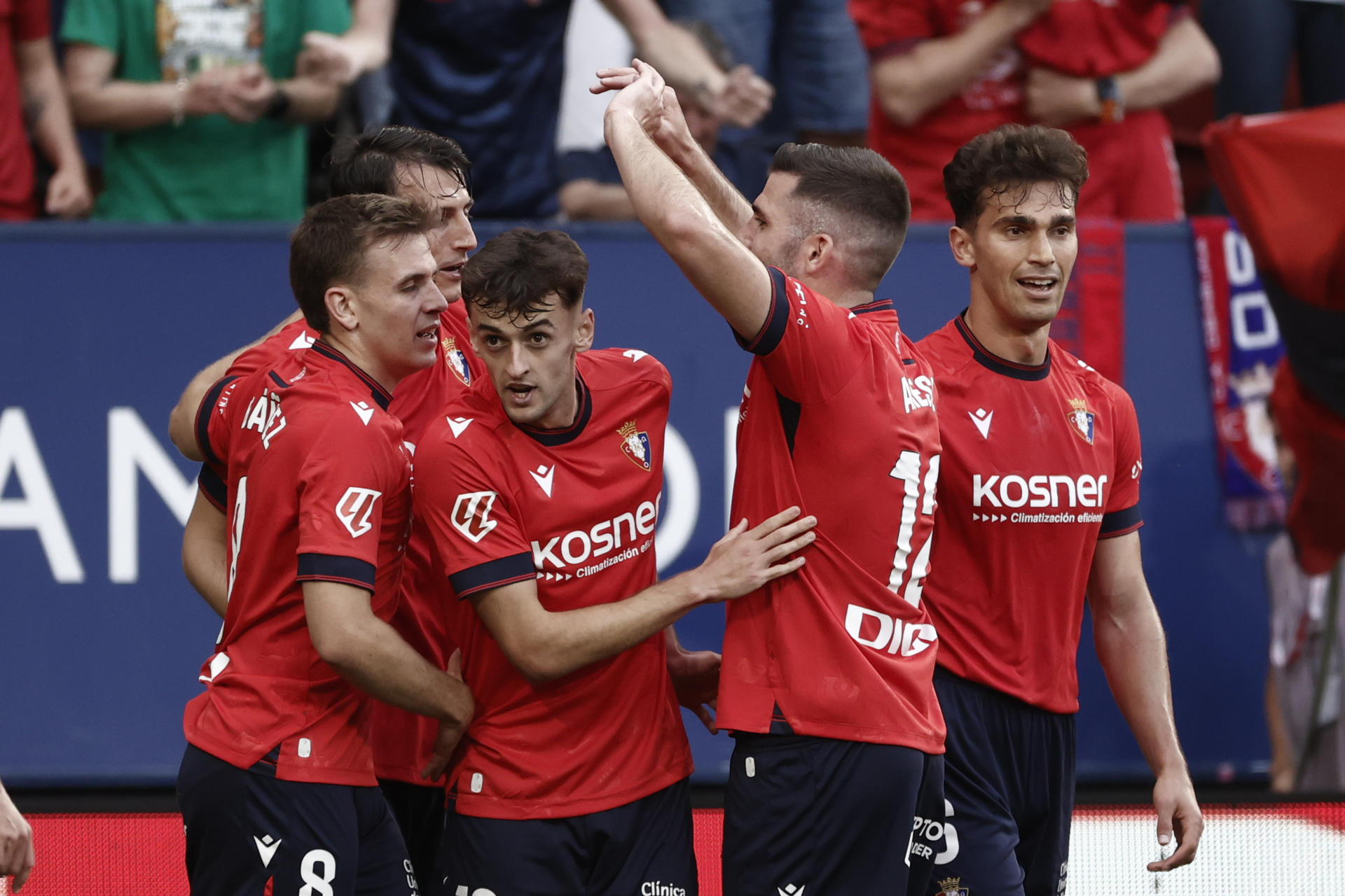 El delantero del Osasuna Ante Budimir (2i) celebra junto a sus compañeros tras marcar el 1-0 durante el partido de LaLiga entre el Osasuna y el Espanyol, este domingo en el estadio de El Sadar, en Pamplona. EFE/ Jesús Diges