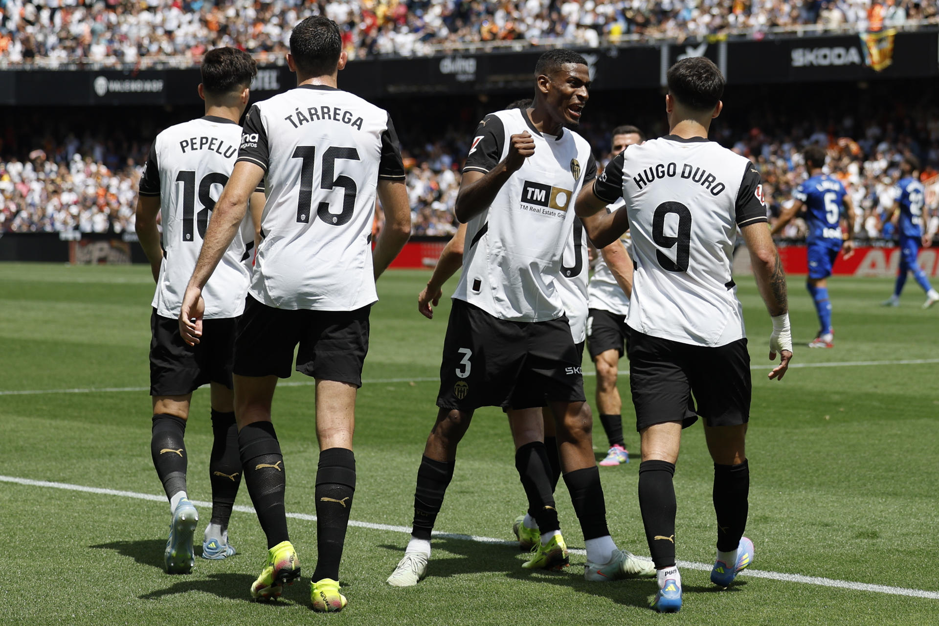 l delantero del Valencia Hugo Duro (d) celebra con sus compañeros tras marcar el 3-0 al Getafe durante el partido de LaLiga EA Sports disputado este sábado en el Estadio de Mestalla en Valencia. EFE/Ana Escobar