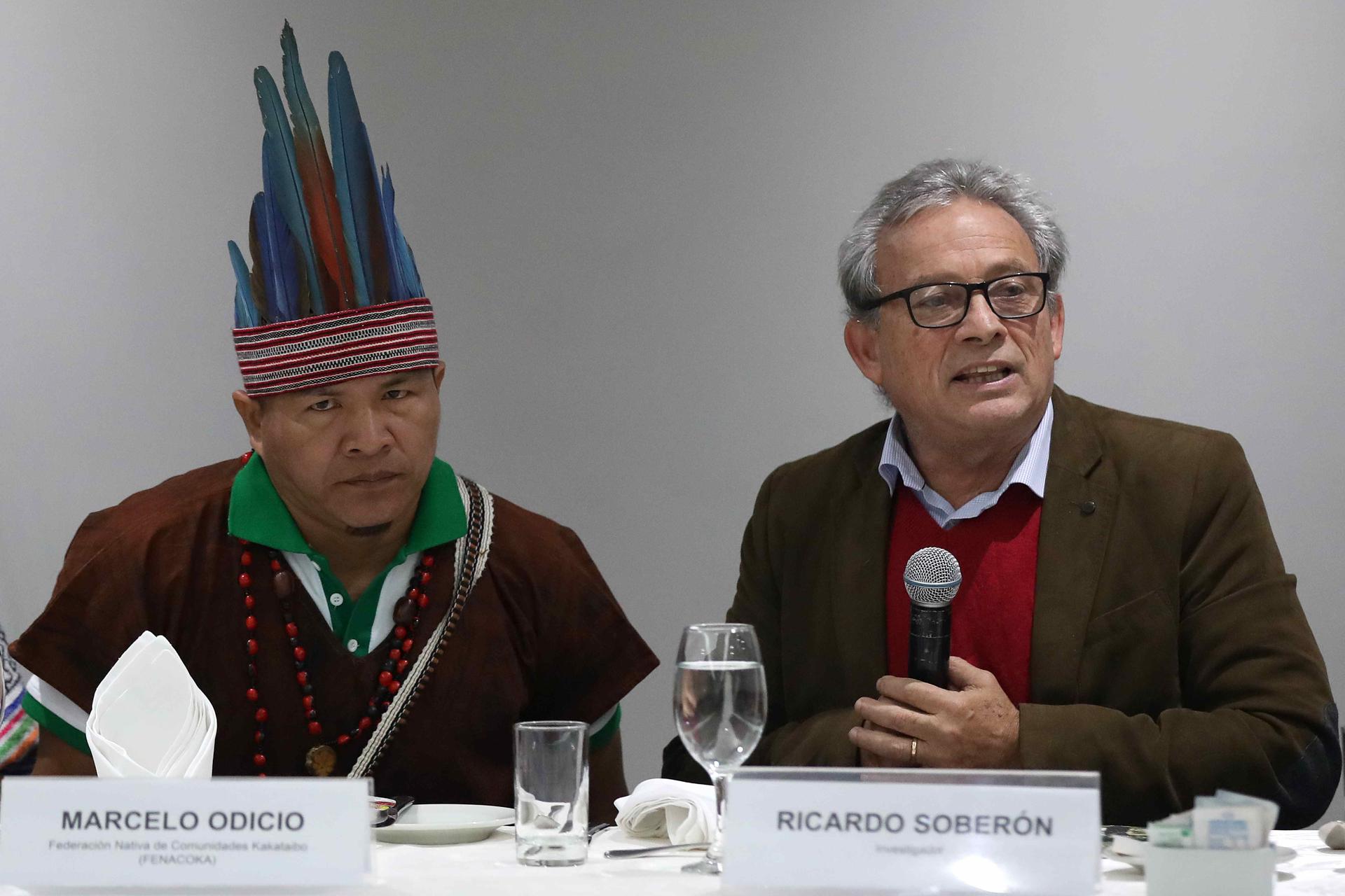 El investigador Ricardo Soberón, habla junto a Marcelo Odicio (i), de la Federación Nativa de Comunidades Kakataibo, durante la presentación del estudio 'Narcotráfico en territorios indígenas de la Amazonía peruana. Rutas, impactos y políticas erradas', este miércoles, en Lima (Perú). EFE/ Paolo Aguilar