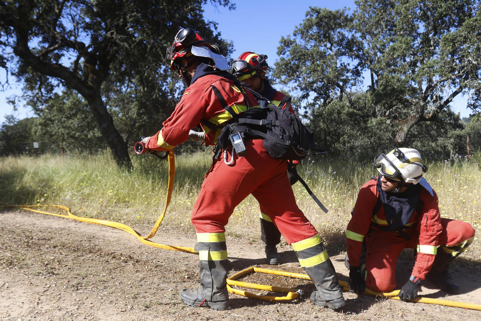 Efectivos de la Unidad Militar de Emergencias (UME) ya han completado su adiestramiento específico en la base de Cerro Muriano (Córdoba) para afrontar la inminente campaña de lucha contra los incendios forestales que comienza el próximo 1 de junio y que el año pasado calcinaron más de 47.000 hectáreas en todo el territorio nacional. EFE/Salas