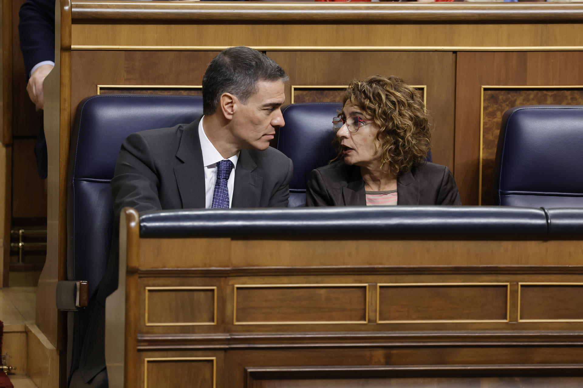 MADRID, 08/05/2025.- El presidente del Gobierno, Pedro Sánchez conversa con la vicepresidenta primera y ministra de Hacienda, María Jesús Montero, durante el pleno celebrado este jueves en el Congreso. EFE/Zipi Aragón