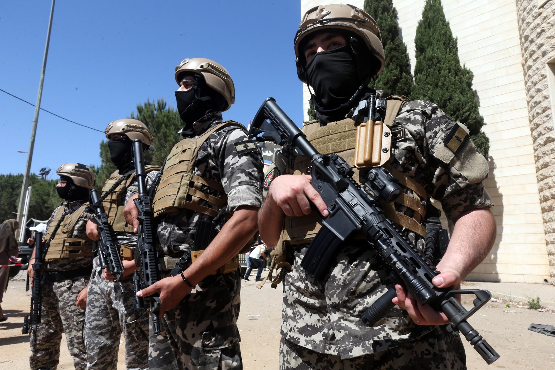 Miembros del servicio de seguridad del Estado montan guardia frente a un colegio electoral en Nabatieh, en el sur del Líbano, el 24 de mayo de 2025. EFE/EPA/WAEL HAMZEH