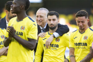 El jugador del Villarreal, Alex Baena, emocionado durante la celebración de la clasificación del equipo a próxima edición de la Liga de Campeones este domingo, tras el partido de la jornada 38 de LaLiga EA Sports, que Villarreal y Sevilla disputan en el Estadio de la Cerámica. EFE/ Andreu Esteban