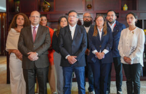 Fotografía cedida por la Presidencia de Colombia que muestra al presidente colombiano Gustavo Petro (c) durante una alocución este jueves, desde China. EFE/ Presidencia de Colombia/