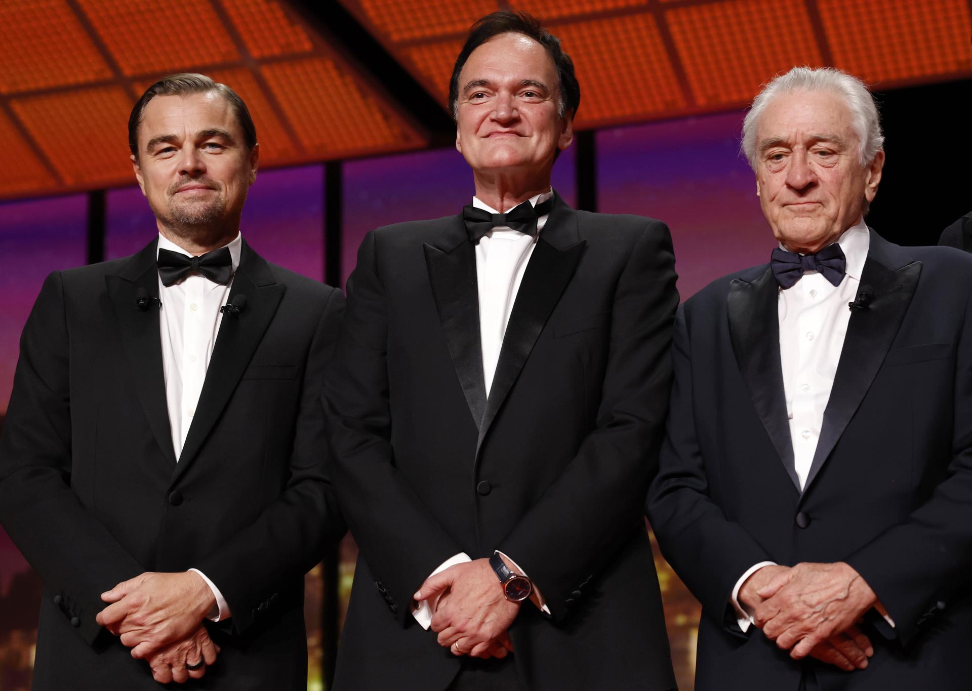 (De izquierda a derecha) Robert De Niro, Quentin Tarantino y Robert De Niro en el escenario durante la ceremonia de apertura del 78º Festival de Cine de Cannes, en Cannes, Francia, 13 de mayo de 2025. El festival de cine se celebra del 13 al 24 de mayo de 2025. (Cine, Francia) EFE/EPA/GUILLAUME HORCAJUELO
```