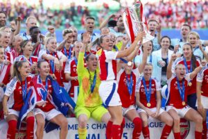 Las jugadoras del Arsenal celebran el título en el Alvalade XXI Stadium en Lisboa, Portugal. EFE/EPA/JOSE SENA GOULAO