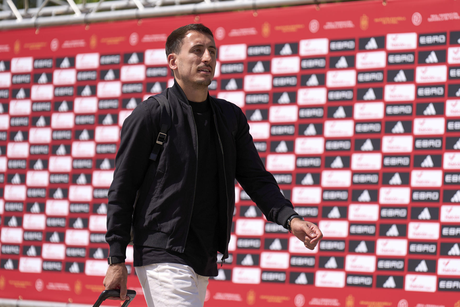 El delantero de la Real Sociedad Mikel Oyarzabal a su llegada a la Ciudad del Fútbol de Las Rozas, donde se ha concentrado la selección española para preparar la semifinal de la Liga de las Naciones. EFE /RFEF *****SOLO USO EDITORIAL/SOLO DISPONIBLE PARA ILUSTRAR LA NOTICIA QUE ACOMPAÑA (CRÉDITO OBLIGATORIO) *****