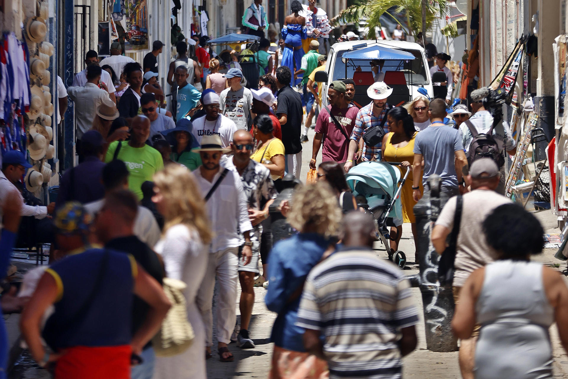 Fotografía de personas caminando por una calle en La Habana (Cuba). La 'policrisis' enquistada en Cuba en los últimos cinco años ensancha progresivamente las desigualdades sociales a lo largo de las fracturas económica, racial, territorial, de edad y de género, explican en una entrevista conjunta a EFE tres sociólogos cubanos. EFE/ Ernesto Mastrascusa