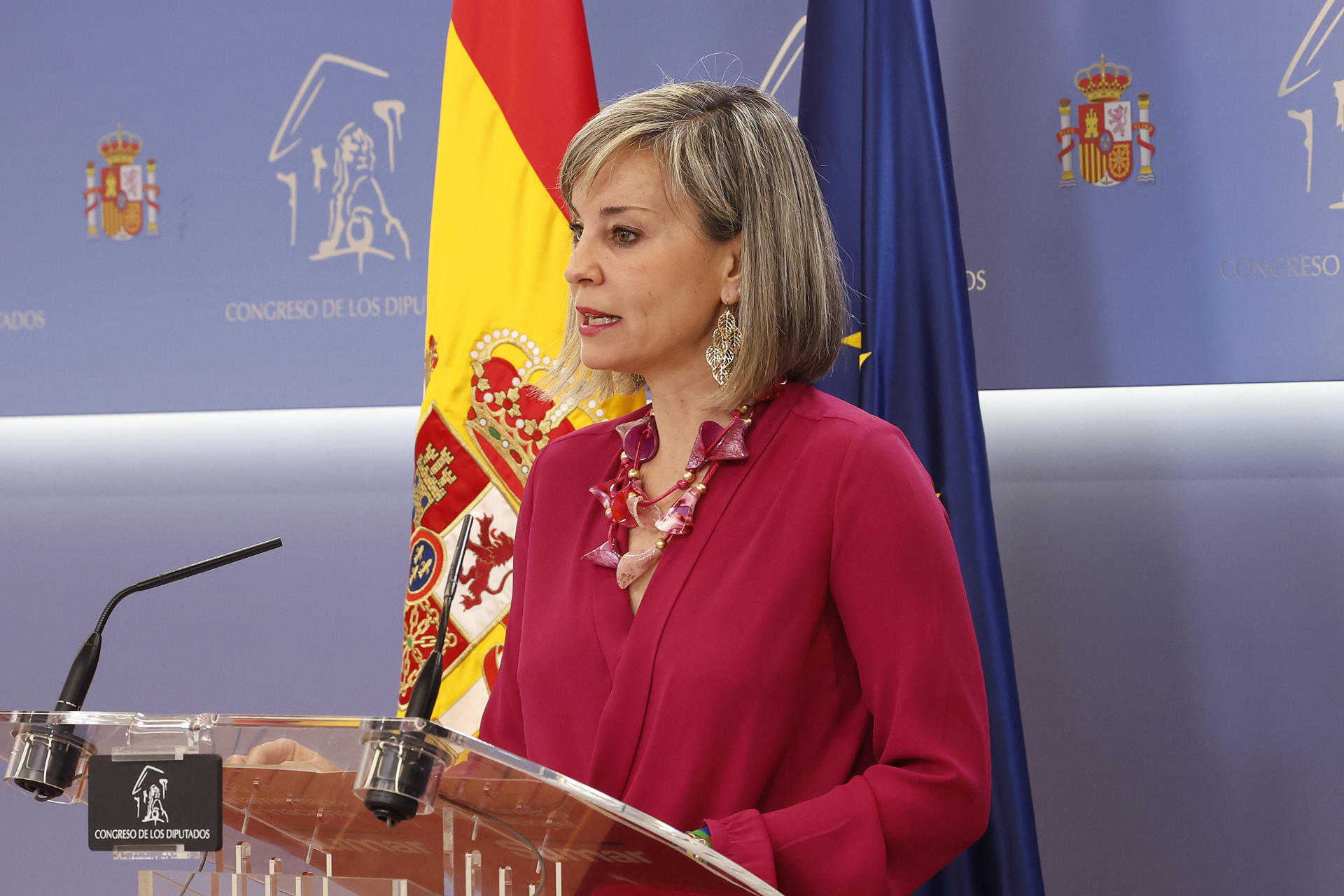 La portavoz de Sumar en el Congreso, Verónica Martínez Barbero, da una rueda de prensa en el marco de la reunión de la Junta de Portavoces este martes en el Congreso de los Diputados. EFE/ J.P. Gandul