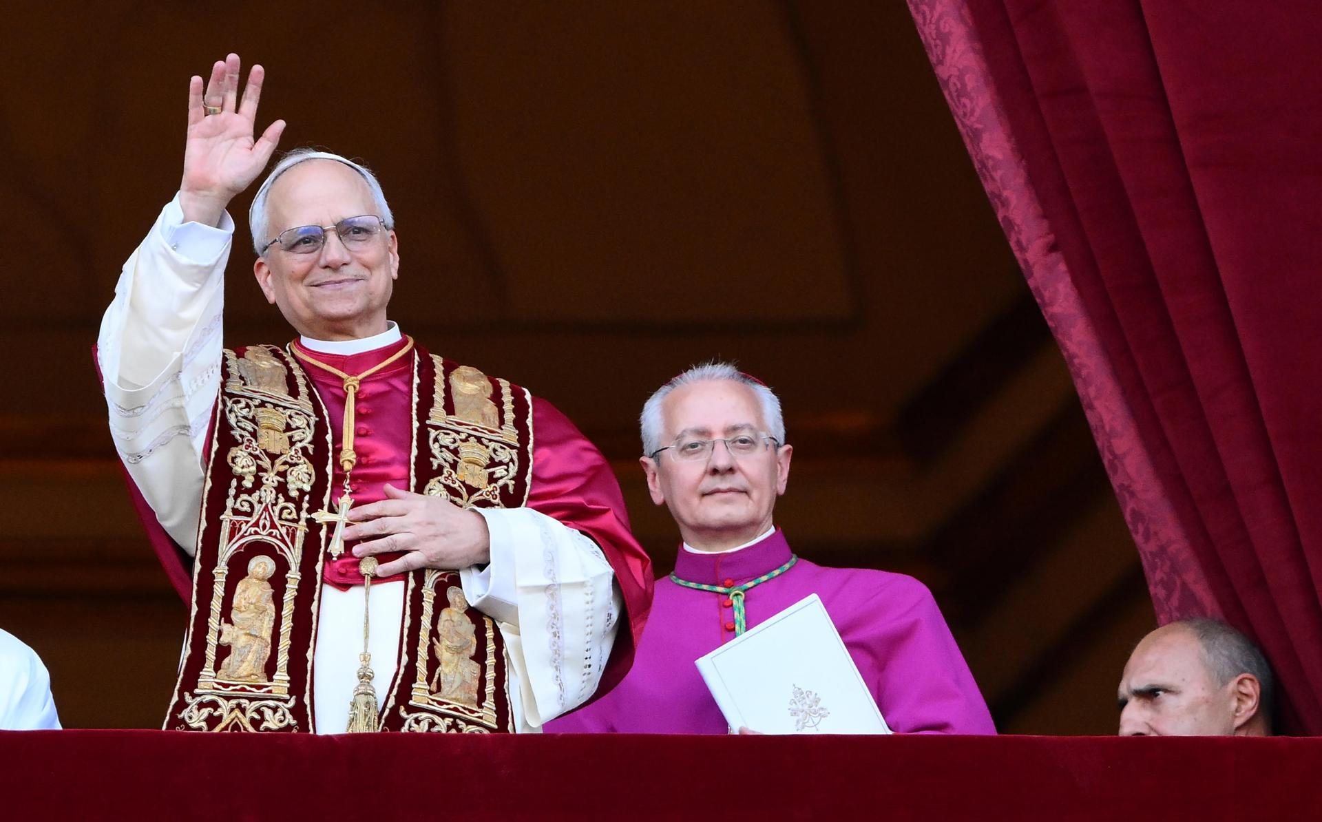 nuevo papa León XIV, el cardenal estadounidense Roberto Francisco Prevost, bendice a los fieles. EFE/EPA/ETTORE FERRARI