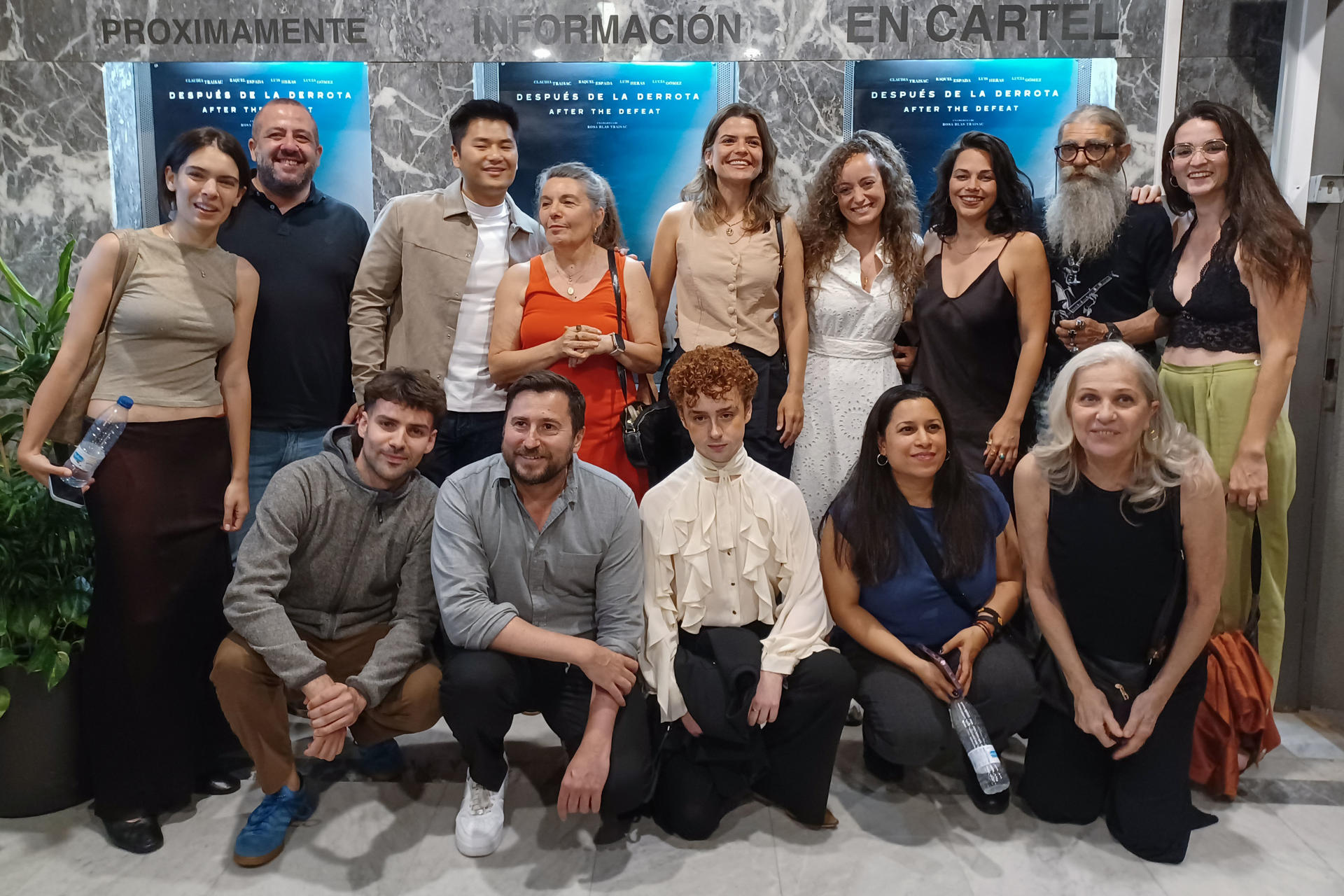 La directora Rosa Traisac (4i)y su hija, la actriz Claudia Traisac (i), posan con el elenco durante la presentación del largometraje 'Después de la derrota', en el Círculo de Bellas Artes en Madrid. EFE/ Juliana Leao-Coelho
