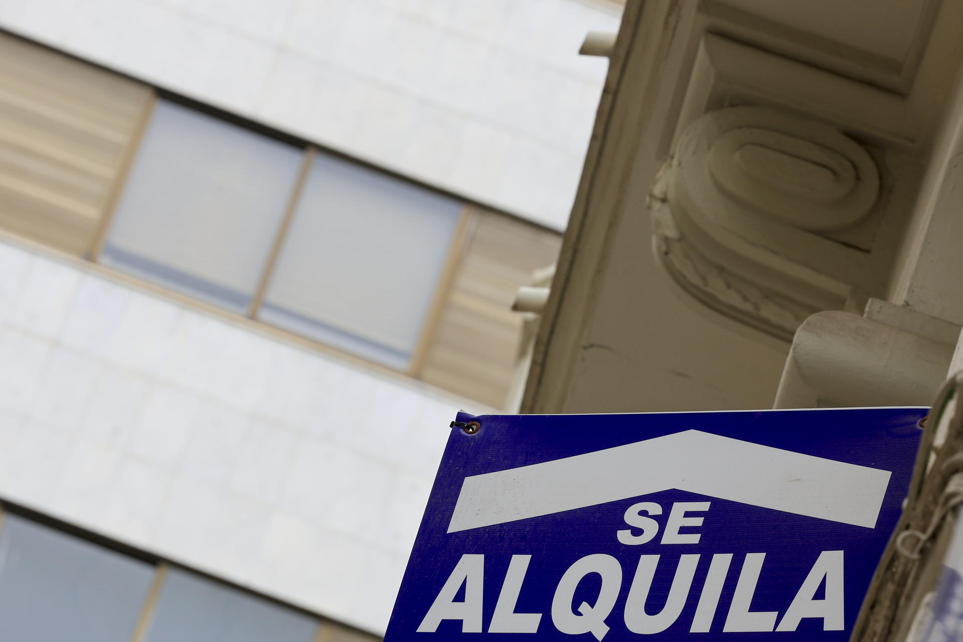 Imagen de archivo de un cartel que anuncia un piso en alquiler en Valencia. EFE/Kai Försterling