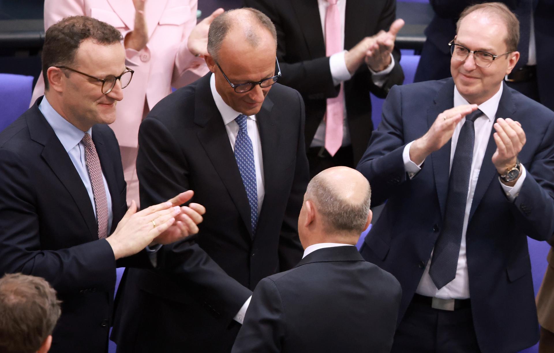 Olaf Scholz felicita al nuevo canciller alemán electo Friedrich Merz en el Bundestag en Berlín, Alemania, 06 de mayo de 2025. Se espera que el nuevo gobierno alemán se forme entre los partidos de la Unión de la Unión Demócrata Cristiana (CDU) y la Unión Social Cristiana (CSU) y el socio de coalición Partido Socialdemócrata (SPD). (Alemania) EFE/EPA/CLEMENS BILAN