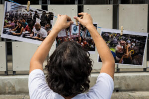 Fotografía de archivo en donde una persona participa en una manifestación en contra de las "detenciones arbitrarias" producidas luego de las elecciones presidenciales en Venezuela. EFE/ Miguel Gutiérrez