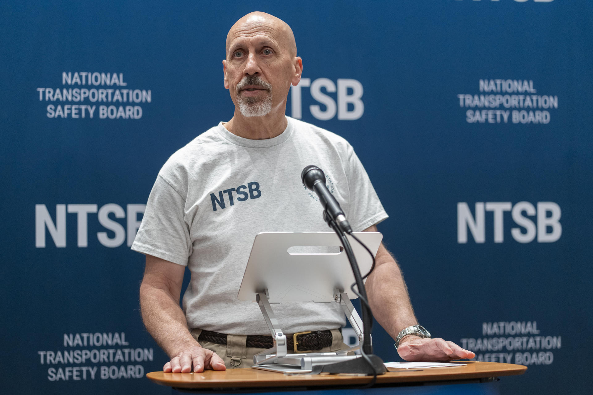 El miembro de la junta Nacional de Seguridad en el Transporte (NTSB) Michael E. Graham habla en una rueda de prensa este 19 de mayo de 2025, en Nueva York (Estados Unidos). EFE/ Ángel Colmenares