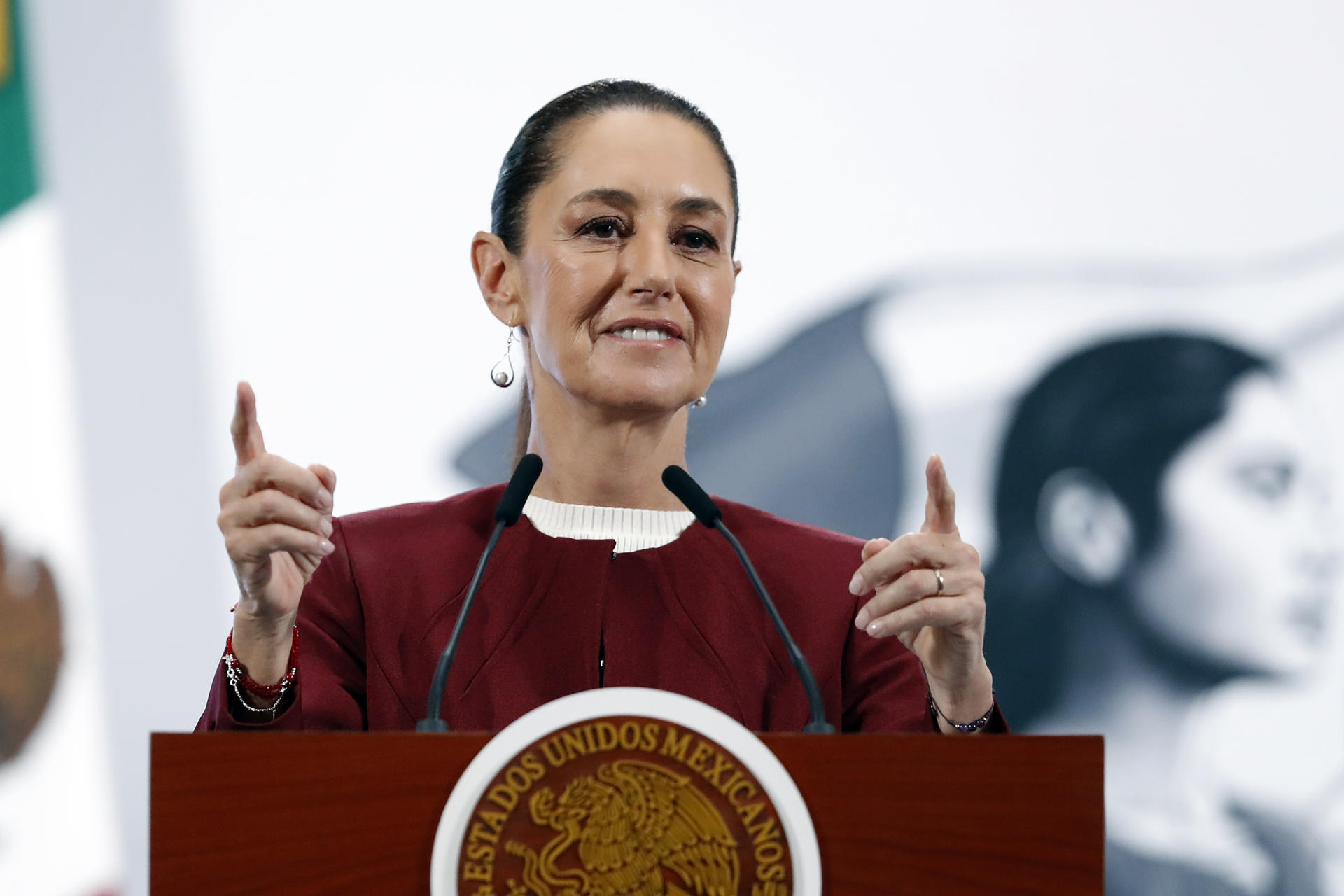 La presidenta de México, Claudia Sheinbaum, participa este lunes durante su conferencia de prensa en Palacio Nacional de la Ciudad de México (México). EFE/ Mario Guzmán