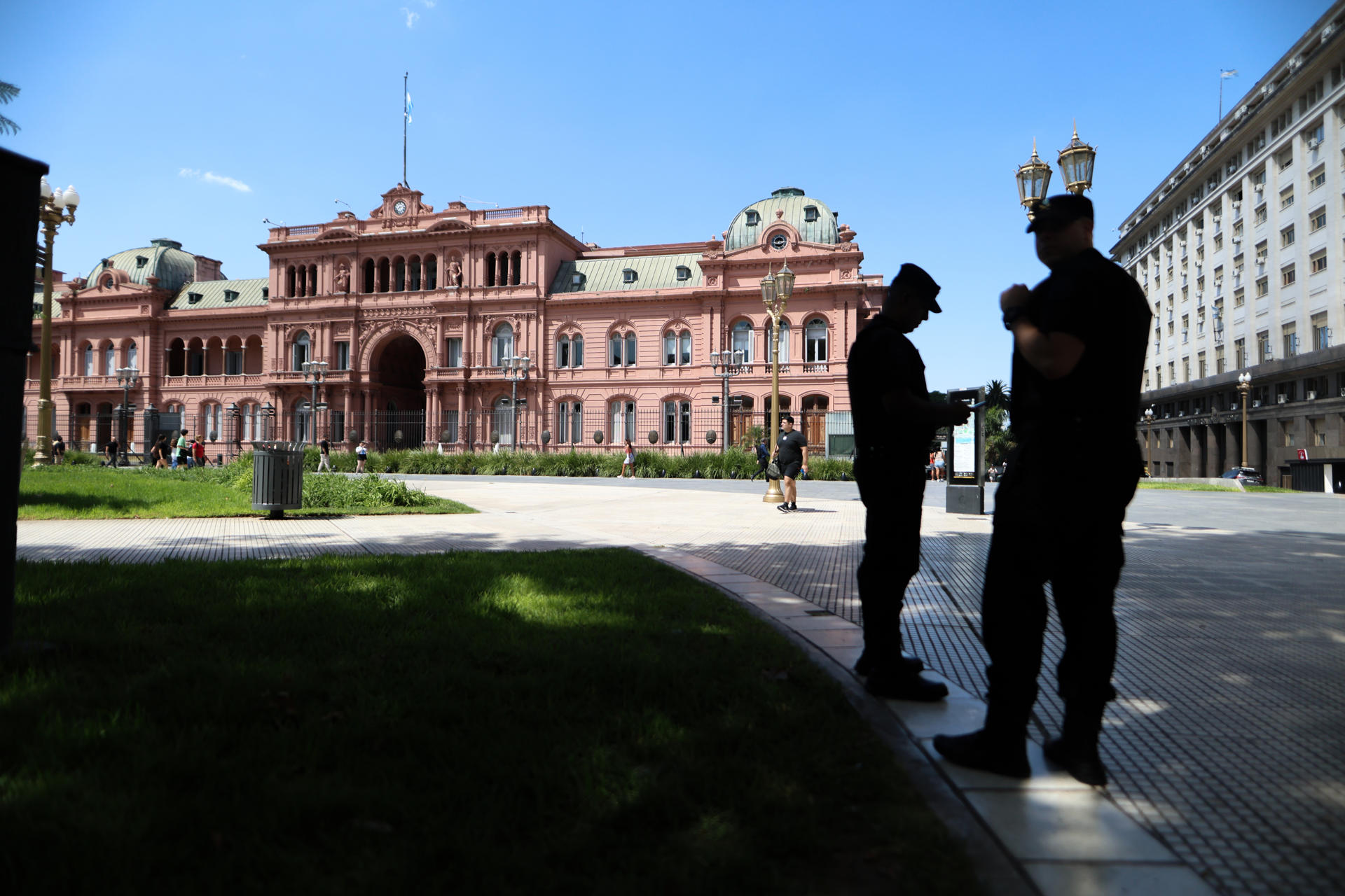 Imagen de archivo de policías custodiando la Casa Rosada, sede del Gobierno de Argentina. EFE/ Juan Ignacio Roncoroni