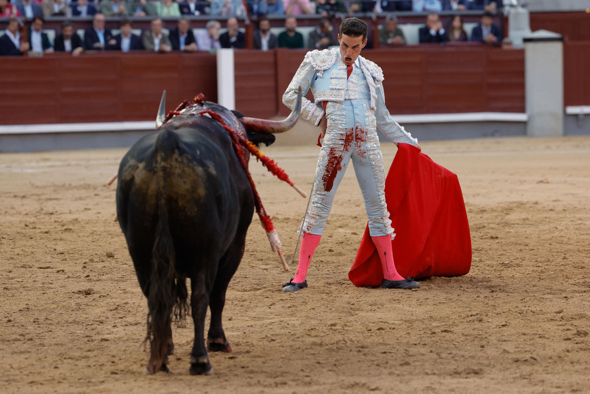 El diestro Fernando Adrián en el festejo taurino de la Feria de San Isidro celebrado este viernes en la Monumental de Las Ventas, en Madrid. EFE/ Zipi