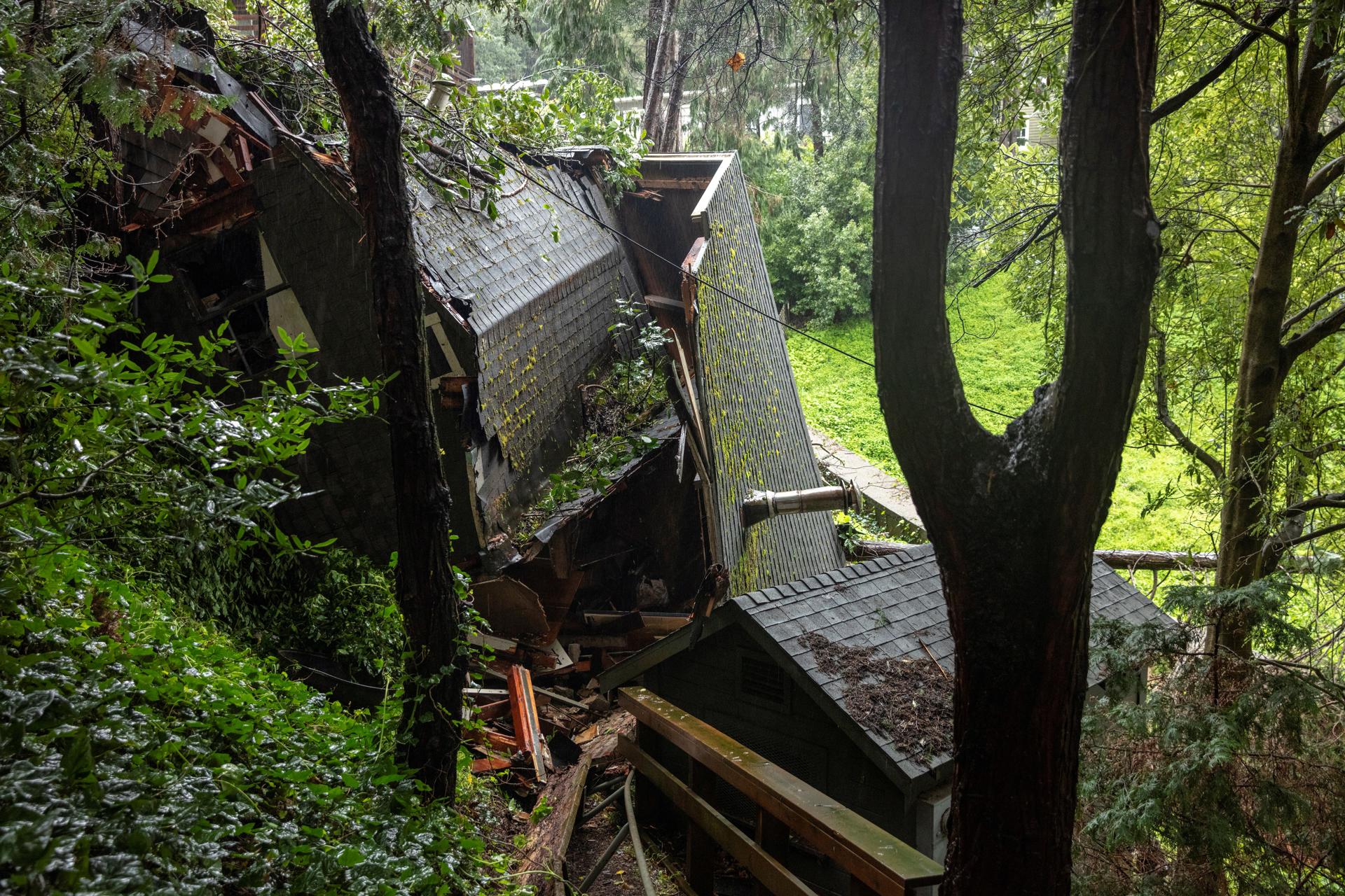 Fotografía de un condominio afectado por un deslizamiento de tierra en Sausalito (CA, EE.UU.). EFE/Peter Dasilva