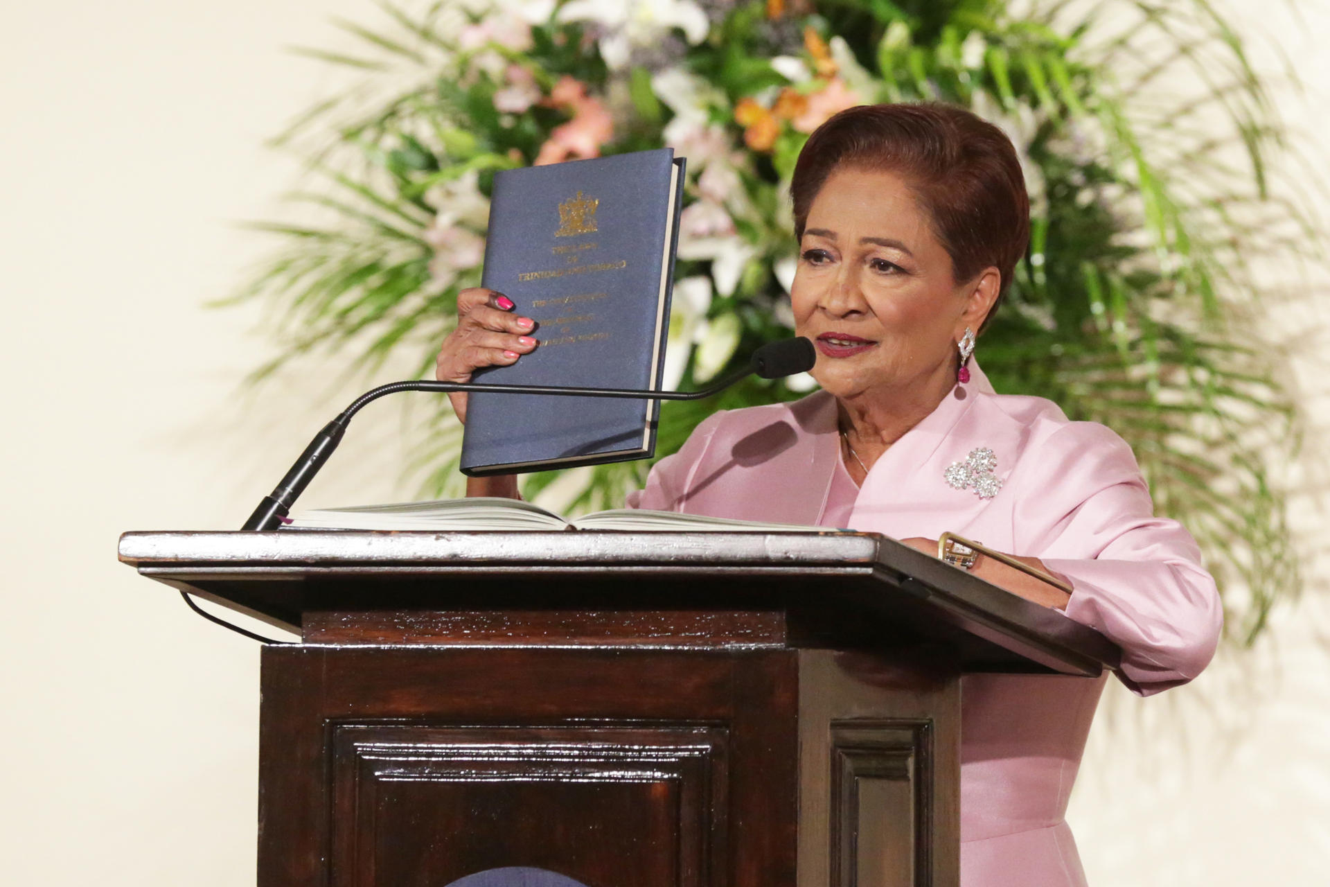 Kamla Persad-Bissessar habla durante el acto de juramento como primera ministra de Trinidad y Tobago este jueves 1 de mayo de 2025 en Puerto España. EFE/ Andrea De Silva