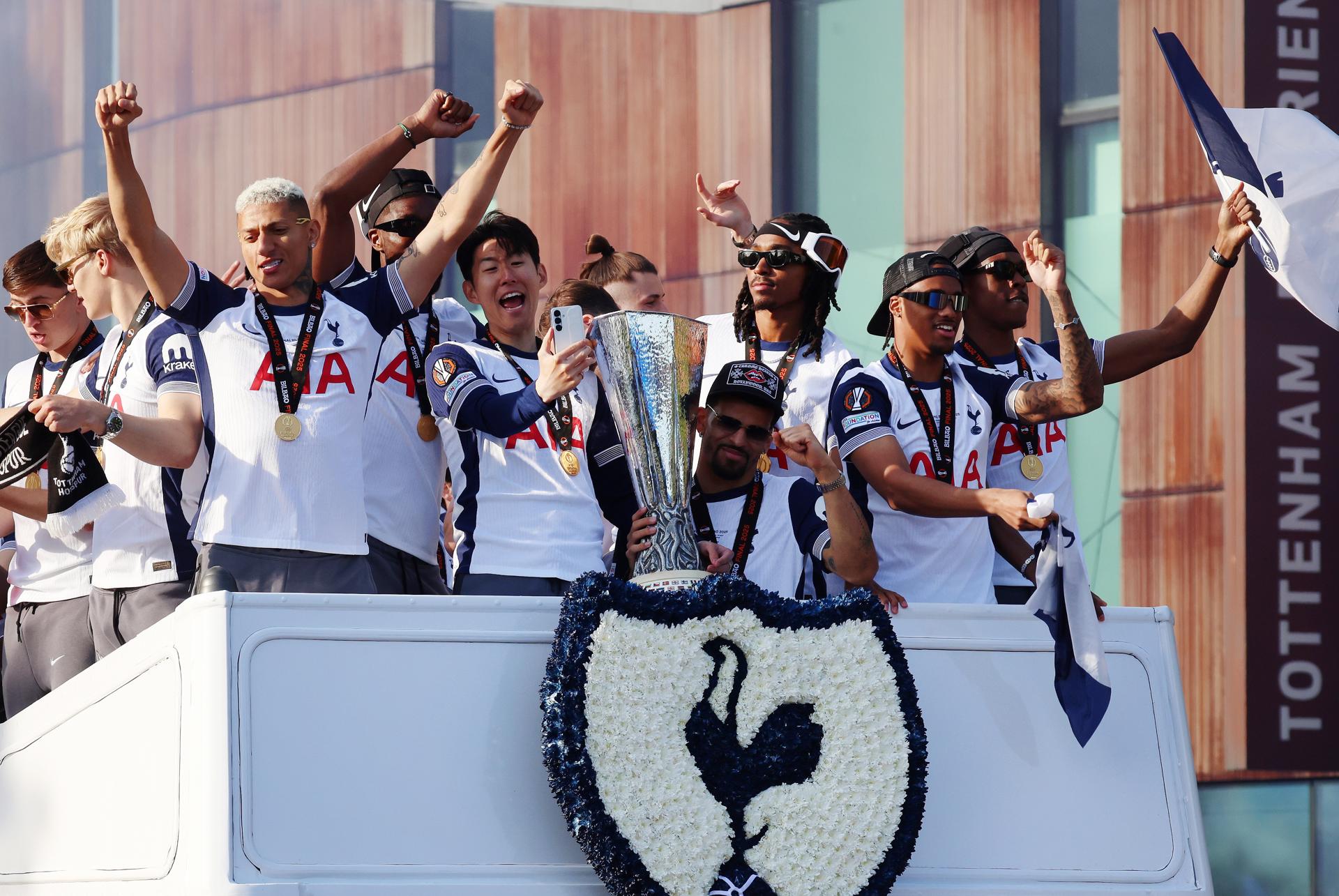 El equipo y el cuerpo técnico del Tottenham Hotspur viajan en un autobús descapotable durante el desfile tras la Liga Europa, en el norte de Londres. EFE/EPA/ANDY RAIN