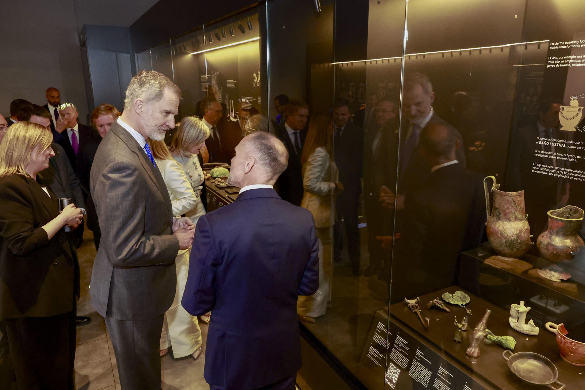 El rey Felipe VI (2i) visita este jueves, el Museo Arqueológico Provincial de Badajoz con motivo de la apertura de una sala dedicada a la cultura tartésica que, entre otras piezas, albergará los denominados "rostros del Turuñuelo", las primeras figuras de rostros humanos de esta cultura. EFE/ Francisco Gómez Casa S.m El Rey SOLO USO EDITORIAL SOLO DISPONIBLE PARA ILUSTRAR LA NOTICIA QUE ACOMPAÑA (CRÉDITO OBLIGATORIO)