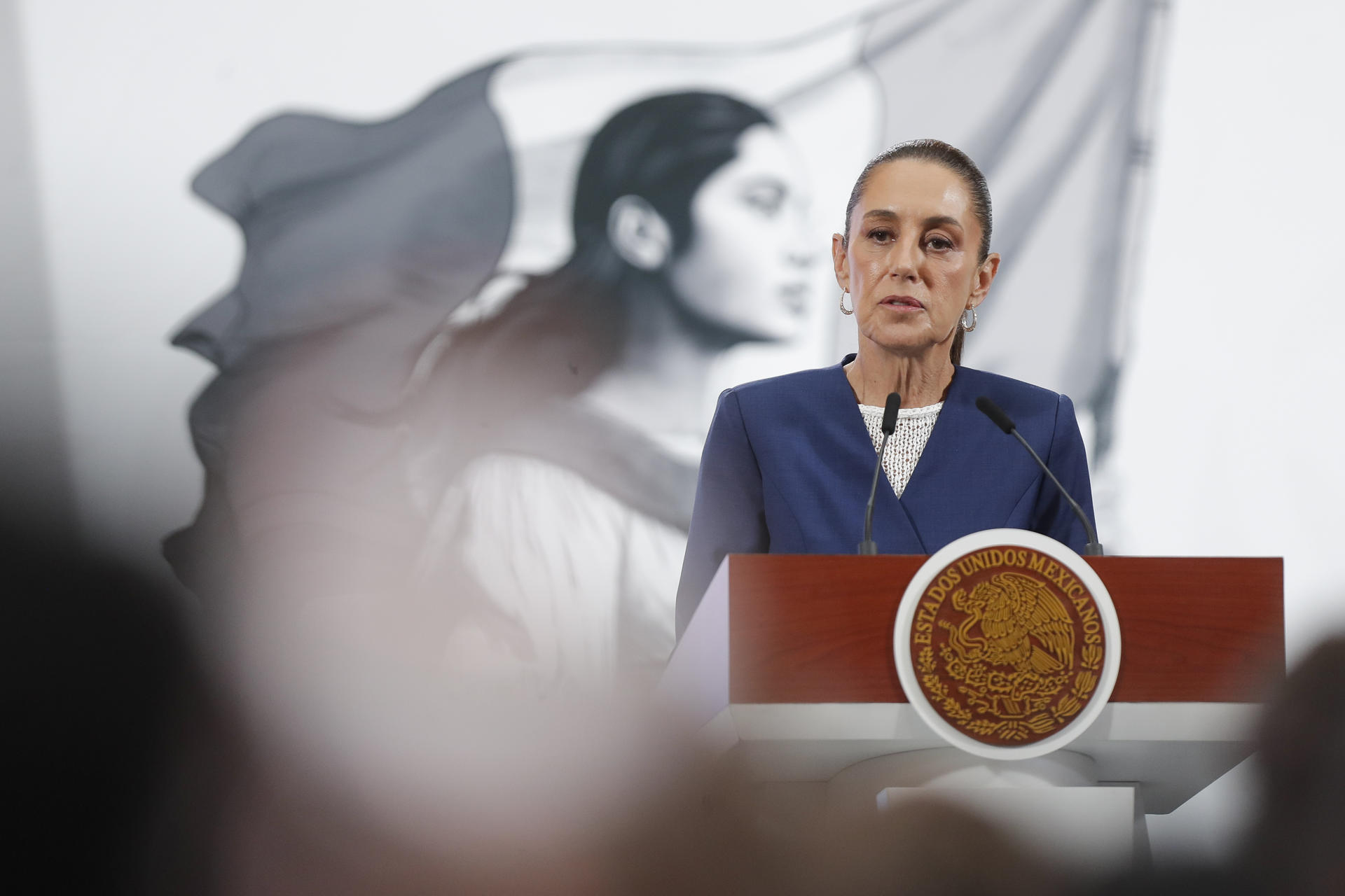 La presidenta de México, Claudia Sheinbaum, participa este jueves en una rueda de prensa en el Palacio Nacional en Ciudad de México (México). EFE/ Isaac Esquivel