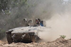 Un vehículo blindado de transporte de personal israelí maniobra cerca de la frontera de Gaza, en el sur de Israel, el 19 de mayo de 2025. Las Fuerzas de Defensa de Israel han anunciado el lanzamiento de amplias operaciones en la Franja de Gaza denominadas Carros de Gedeón con el objetivo de presionar a Hamás para que libere a los 58 rehenes israelíes restantes que aún están cautivos. EFE/EPA/ABIR SULTAN