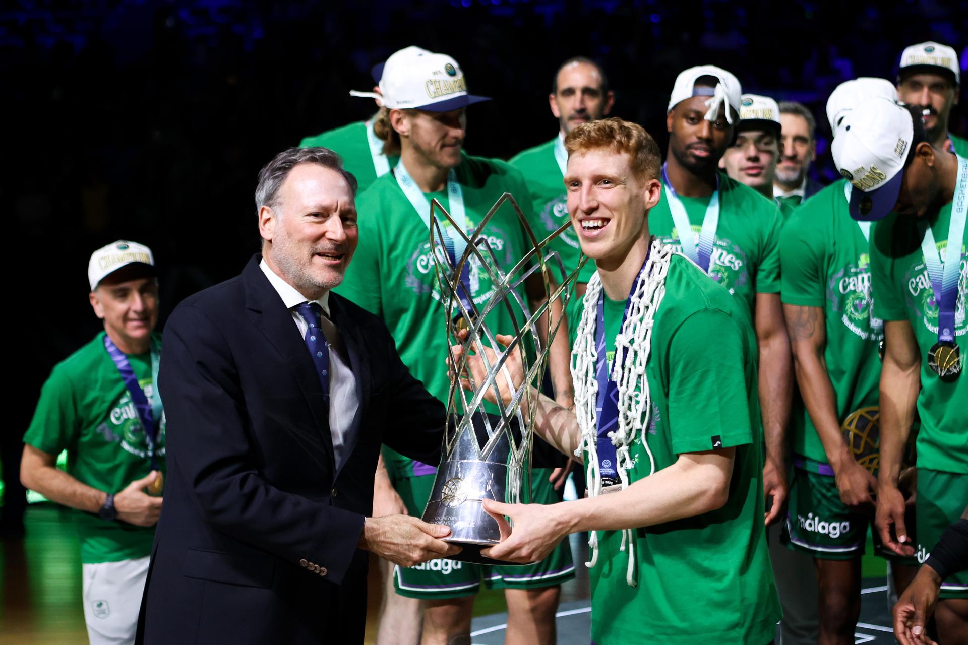 El Unicaja celebra en Atenas su segunda Liga de Campeones. FIBA EFE/EPA/GEORGIA PANAGOPOULOU