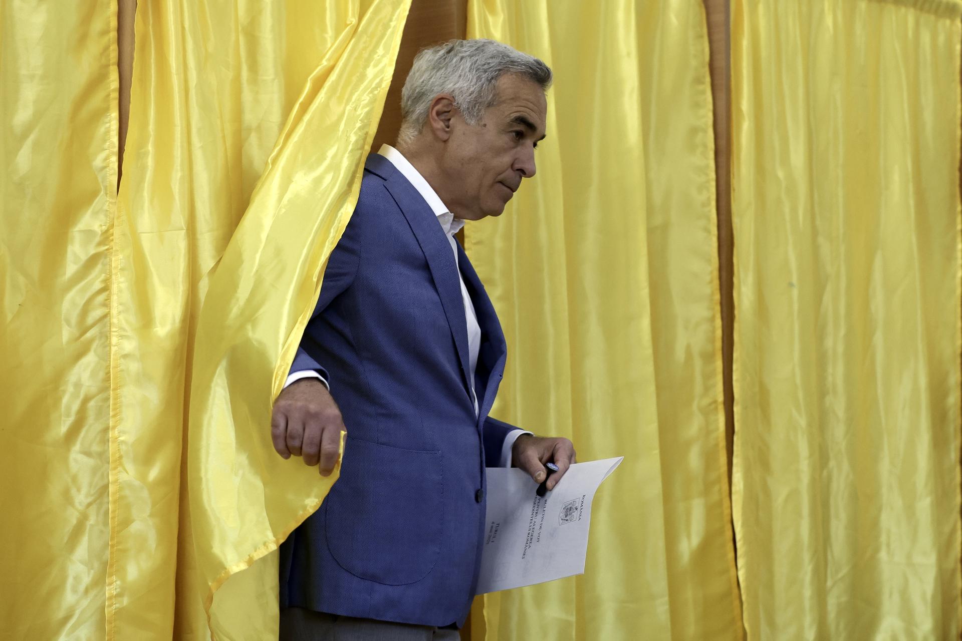 El inhabilitado Calin Georgescu, ganador de las elecciones anuladas del pasado 24 de noviembre, sale de una cabina de votación en la primera ronda de las elecciones presidenciales en un centro de votación en Mogosoaia, cerca de Bucarest, Rumanía, el 4 de mayo de 2025. EFE/EPA/ROBERT GHEMENT
